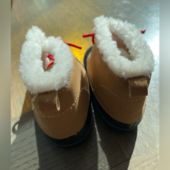 Warm Fuzzy Baby Duck Boots Size 9-12 months - Picture 5 of 5